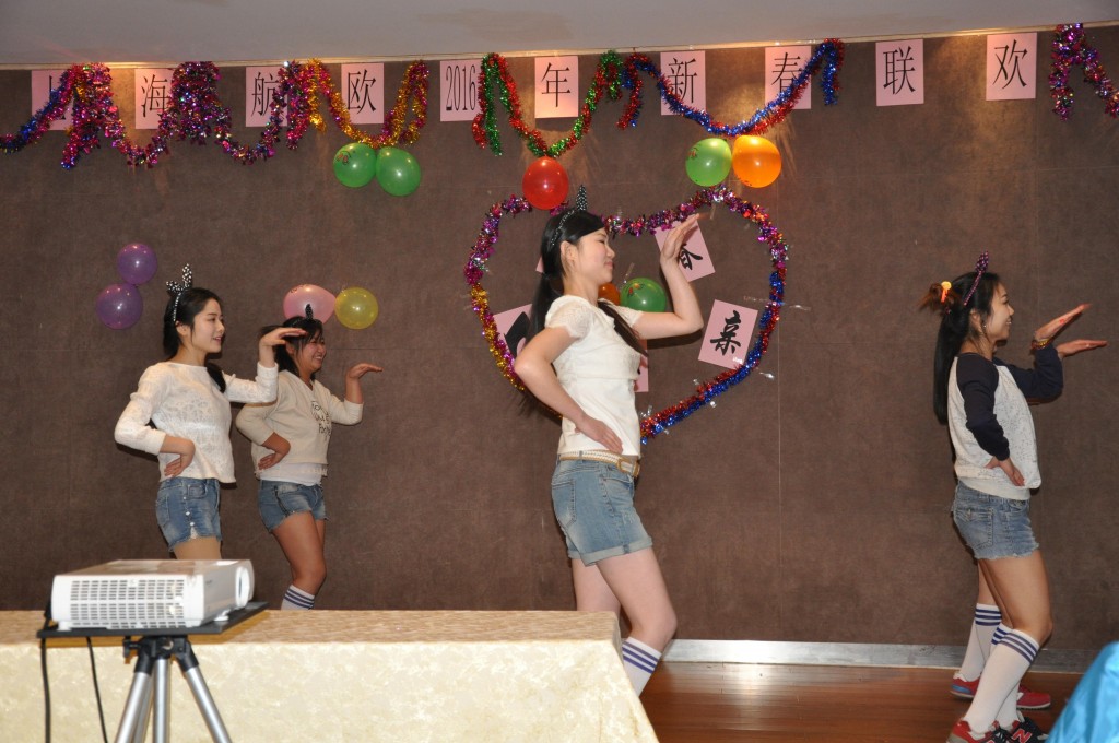 舞蹈《小雞小雞》激情洋溢，活力四射，跳出了大家對2016年的幸福憧憬